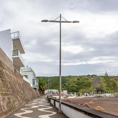 Facing Bay אכסניה *