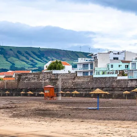 Facing Bay אכסניה *