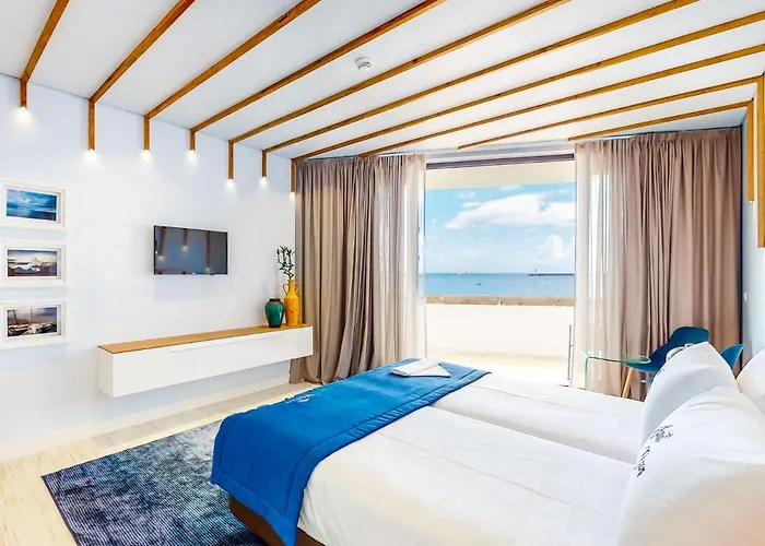 Facing Bay * Praia da Vitória