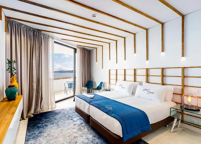 Facing Bay * Praia da Vitória