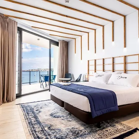 Facing Bay Praia da Vitória