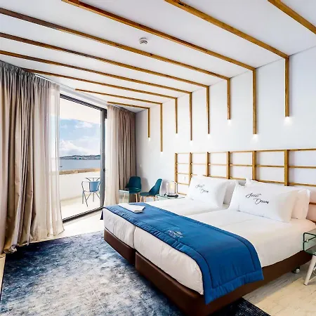 Facing Bay * Praia da Vitória