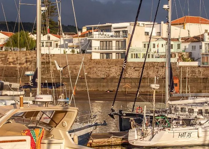 Facing Bay Hostel Praia da Vitória